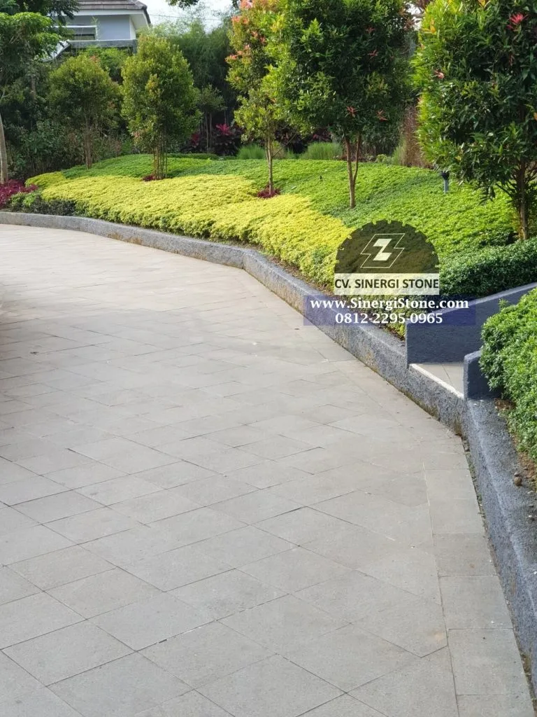 Aplikasi batu andesit bakar Sinergi Stone pada area pedestrian di kawasan wisata The Village Purwokerto.