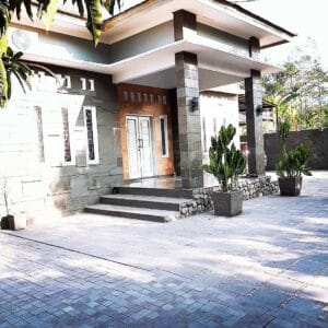 Rumah Batu Alam Andesit: Konsep & Contoh Gambar Desain 4 rumah batu alam andesit (milik owner cv.sinergistone)
