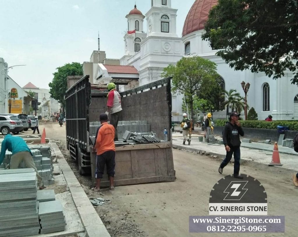 Pengiriman batu andesit Sinergi Stone untuk proyek revitalisasi kawasan Heritage Kota Lama Semarang.