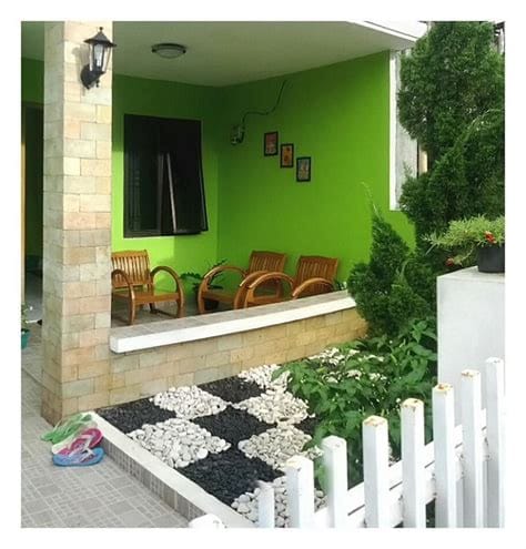 desain teras rumah batu alam tampak natural