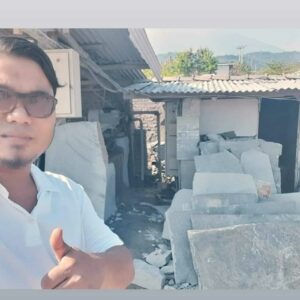 Stok batu andesit tebing berbagai ukuran di gudang Sinergi Stone untuk material dinding eksterior.