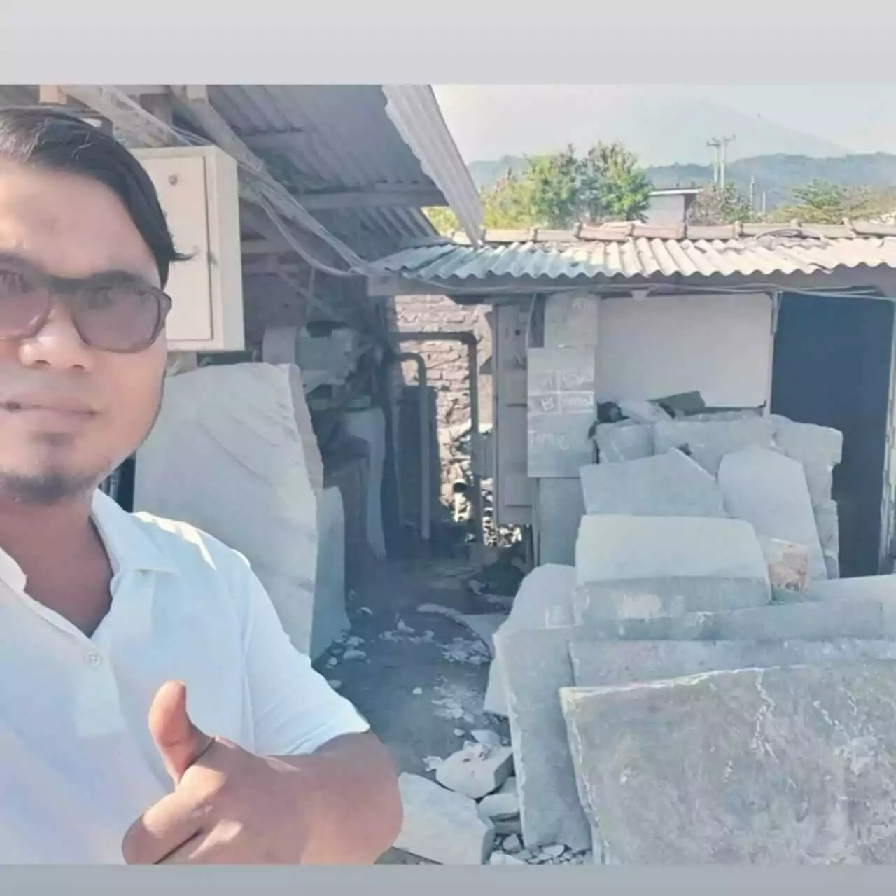 Stok batu andesit tebing berbagai ukuran di gudang Sinergi Stone untuk material dinding eksterior.