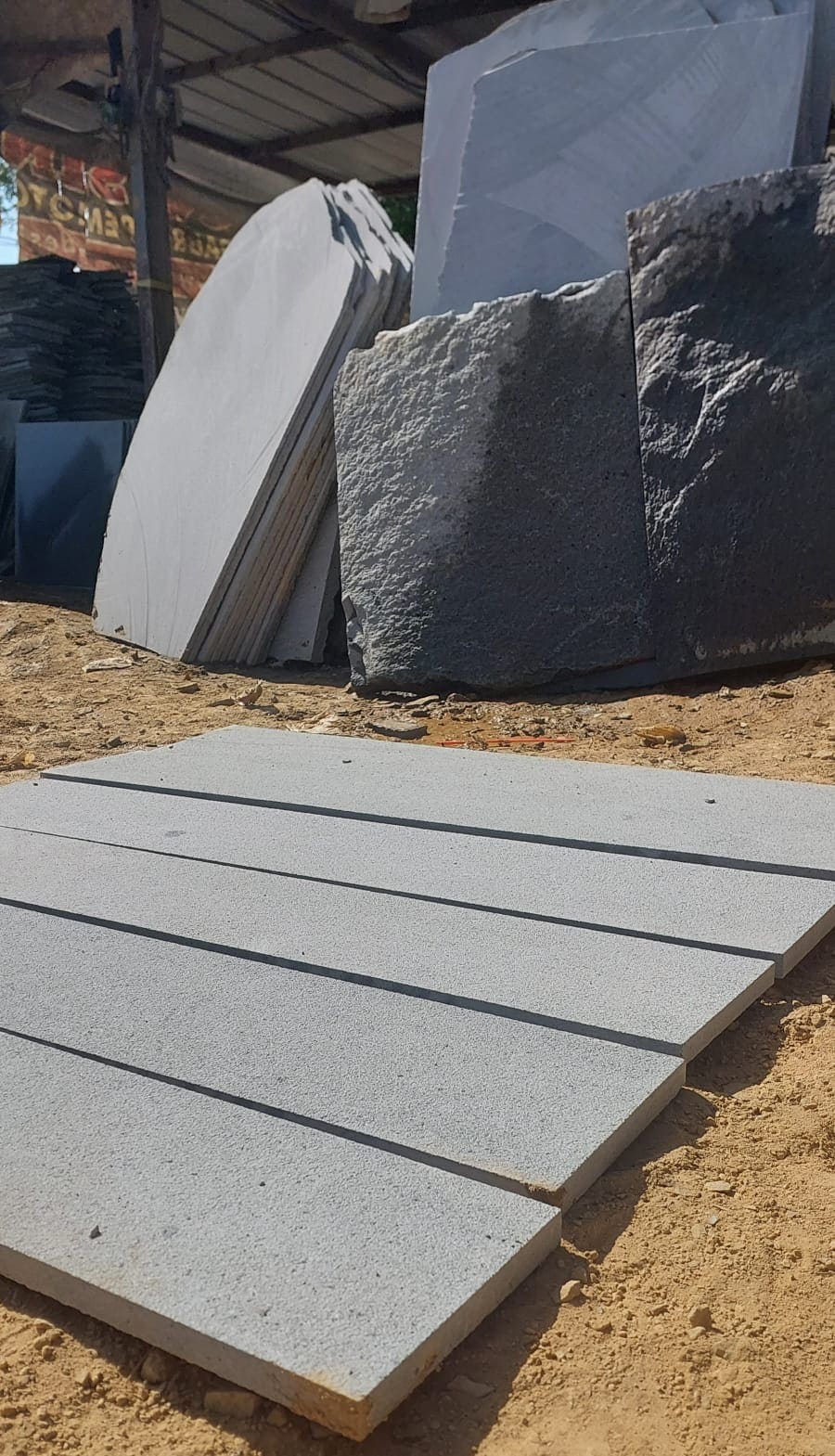 Batu Alam Andesit Bush Hammer: Produk Lokal Kelas Dunia